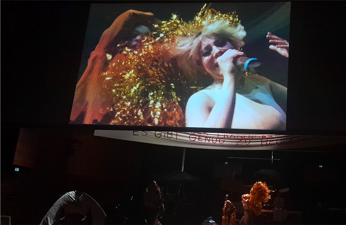 Ein Chor stürmt das Capitol und filmt sich dabei selbst